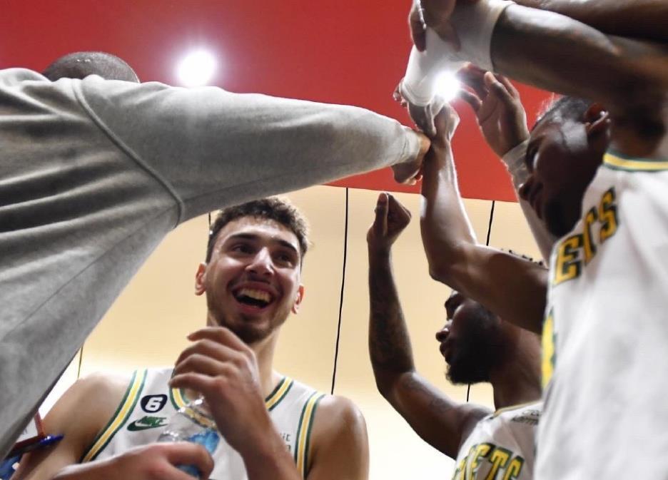 还有一个位, 大的防守和, 主力前锋狄